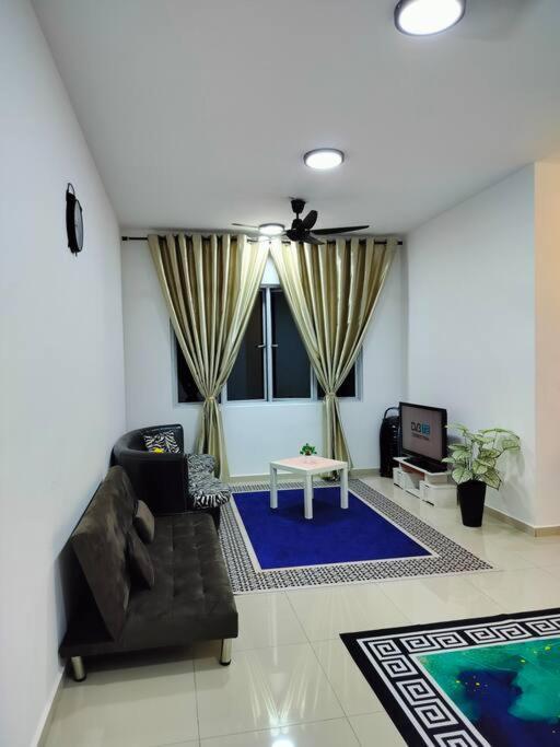 Pangsapuri Lakeview 3 Bedroom In Presint 18 *