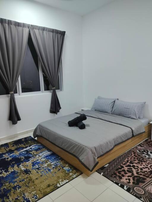 Pangsapuri Lakeview 3 Bedroom In Presint 18 *